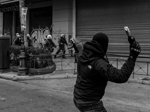 Atene, Grecia: Il compagno anarchico Thanos Chatziangelou ha interrotto lo sciopero della fame