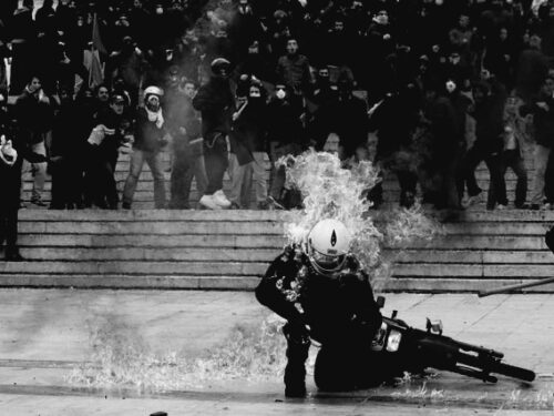 Atene, Grecia: Rivendicazione dell’attacco contro alcuni poliziotti del gruppo DIAS in solidarietà con Thanos Chatziangelou